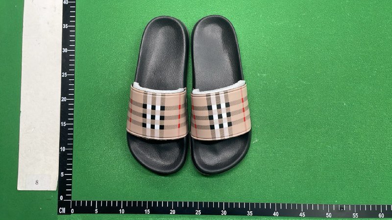 Burberry slippers 