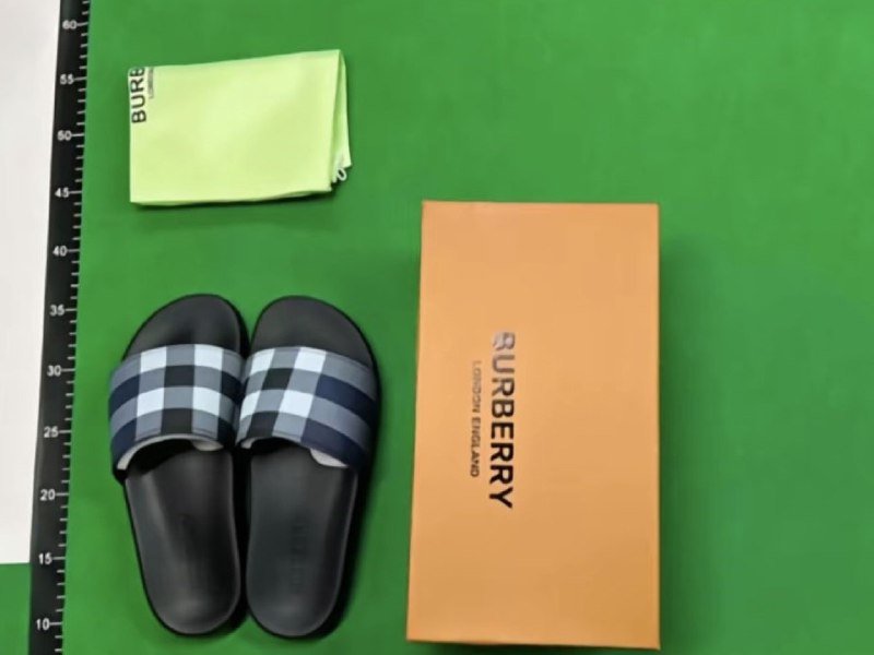 Burberry slippers 